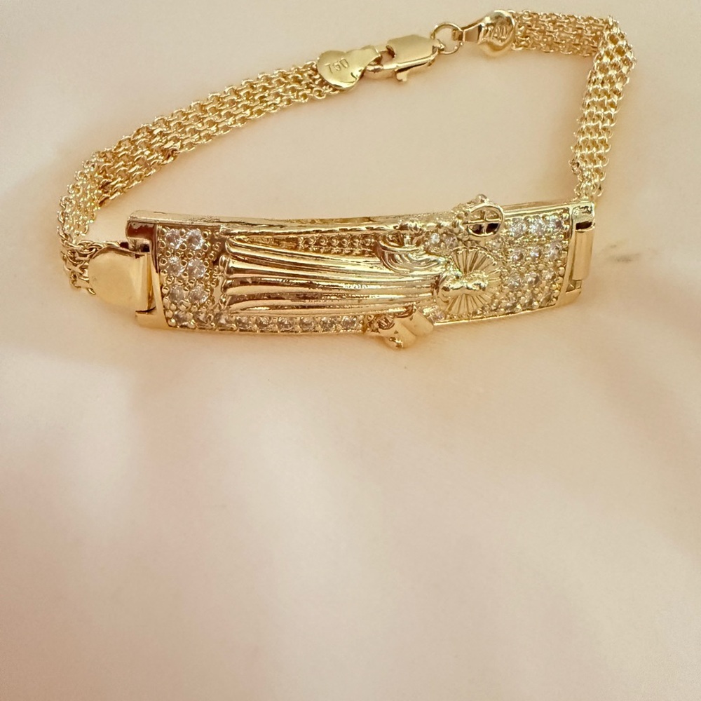 Elegant Gold Bracelet with Crystal Accents